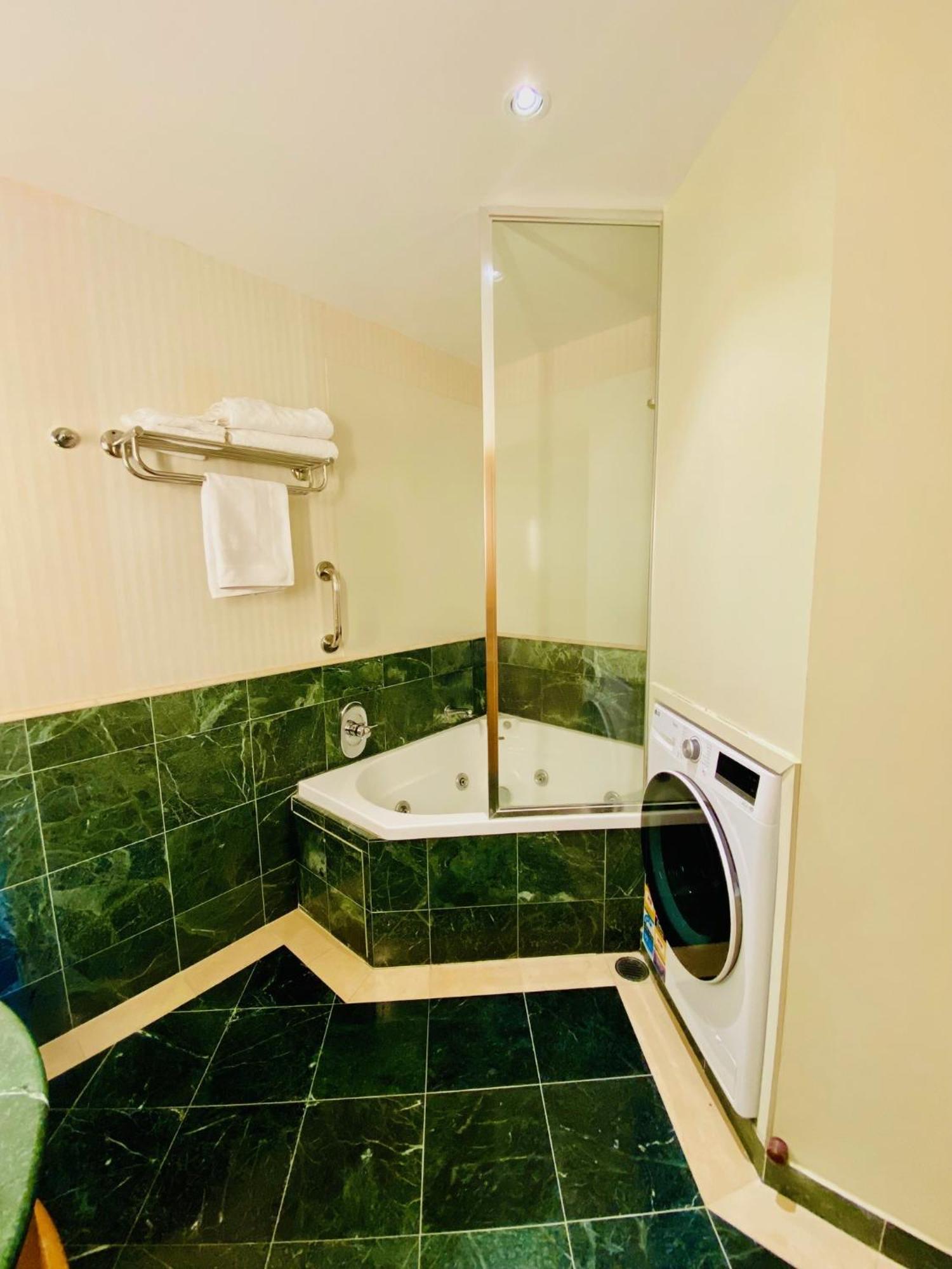 Hotel Ocean View Surfers Paradise - Free Parking Gold Coast